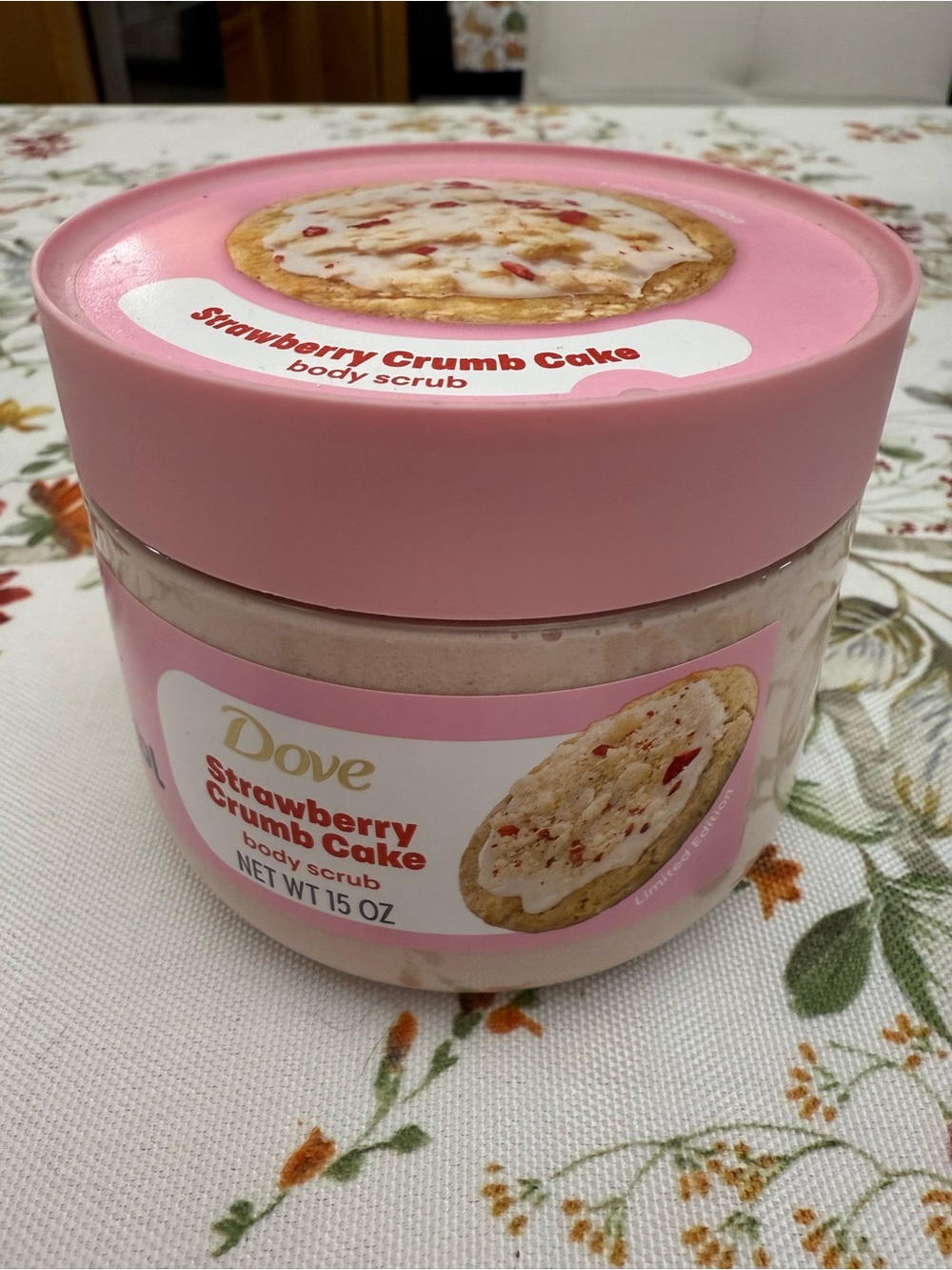 Dove Strawberry Crumb Cake Body Scrub — Pink
